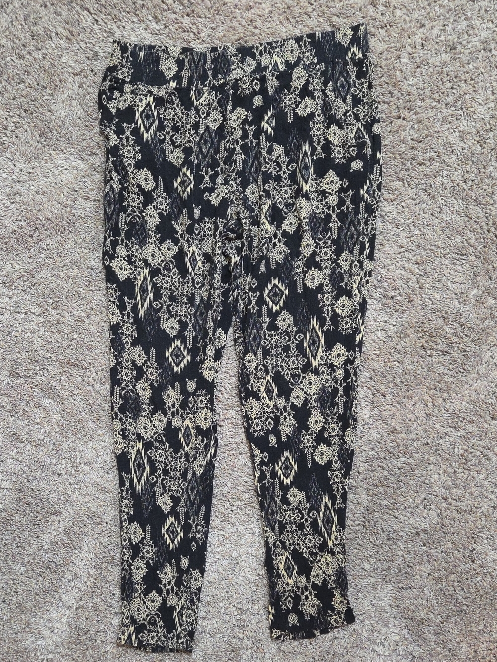 Love Tree Women's Ankle Pants Black and Gold Patterned Size Large
